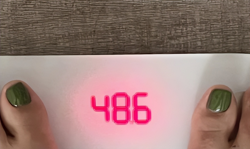 麦迪娜·买买提|辣妈麦迪娜晒性感美照！穿短裙后背火罐印明显，一双美腿又长又白