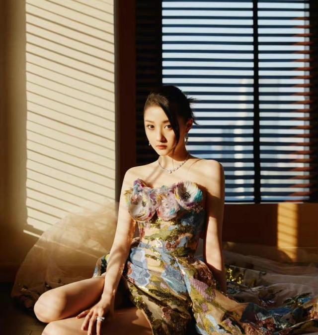 毛戈平 关晓彤飞天奖高定花朵裙，网友：服装像鸡毛掸子？发型拉夸显头小