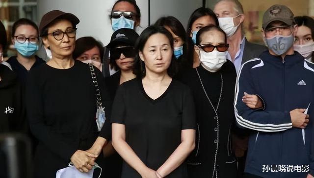 何超琼|62岁梁安琪与人拼桌吃饭,现场环境简陋寒酸,身边同伴疑似何超琼