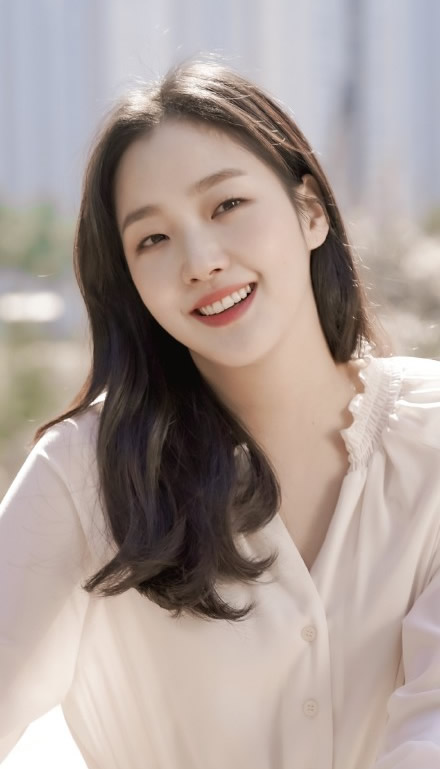 美女金高银气质太惊艳，白色拼色风衣当连衣裙穿，简洁清爽有韵味