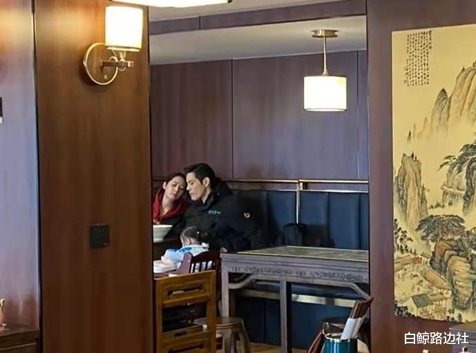 郭碧婷|向佐夫妇逛街被遇!郭碧婷身材臃肿手护腹部,被猜怀二胎六七个月