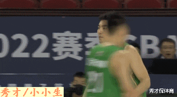 杨鸣|0分2个篮板！辽篮新星关键时刻犯错，杨鸣大吼换人还直接上手推人