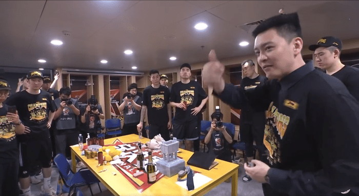 赵继伟|杨鸣回应最水冠军质疑，张镇麟赛后先刮胡子，赵继伟妻子隔空示爱