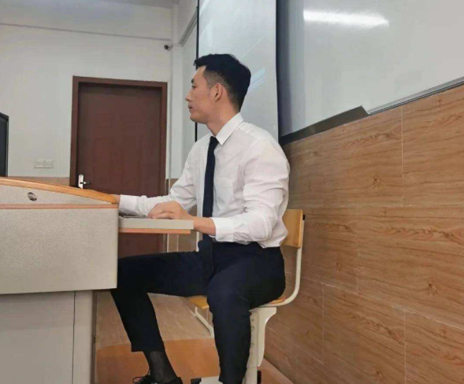 隔离|在校隔离期间，成为唯一的男老师有多“孤独”？感觉到深深的无助