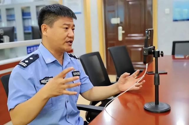 反诈老陈|反诈老陈开播无人刷礼一脸惆怅,有人刷礼后连忙喊大哥,尽显丑恶嘴脸