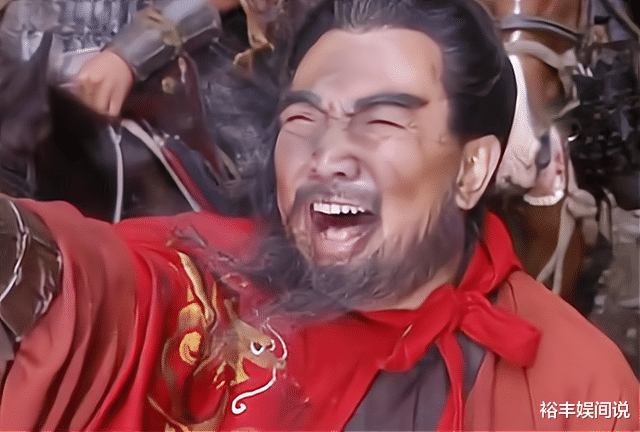 75岁鲍国安自曝家庭内景，墙上挂三幅角色画像，装修简单略显拥挤