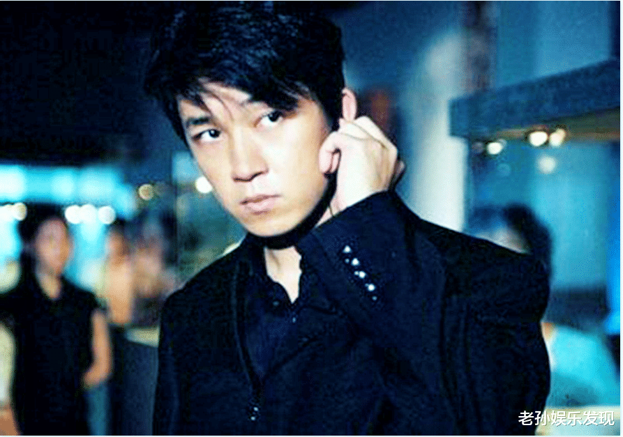 潘粤明|潘粤明晒了一张年轻时的旧照，网友：你什么时候再“柴”回去呀？