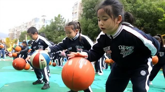 《黑桃A》席卷幼儿园，不少家长开始担忧，专家直言：不适合