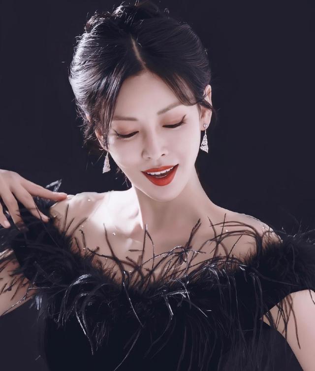 顶楼|孙怡《顶楼》式穿搭上热搜,网友:氛围感像,论穿搭就差远了