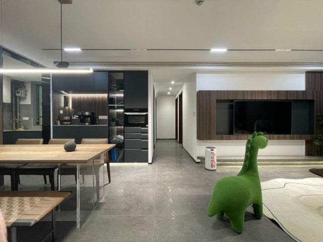 115平现代简约风,灰色影视墙是格栅和木饰面的结合