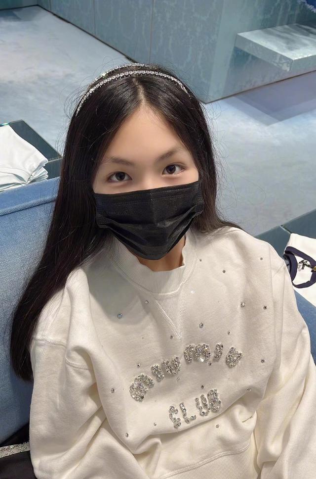 洗面奶 真是女大十八变，13岁王诗龄近照瘦身成功，气质大变样