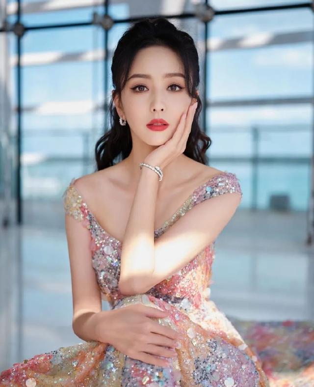 佟丽娅|佟丽娅穿糖果色亮片长裙秀好身材！肤白貌美太性感撩人