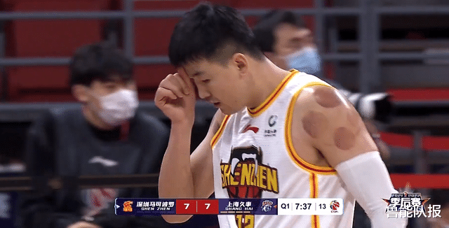 顾全|CBA广告板又伤人！顾全膝盖被砸中引热议，名记质疑：真不能改？