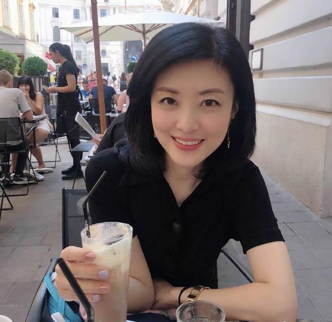 西装 周涛穿白色西装清爽时尚优雅大气显年轻，不老女神当之无愧