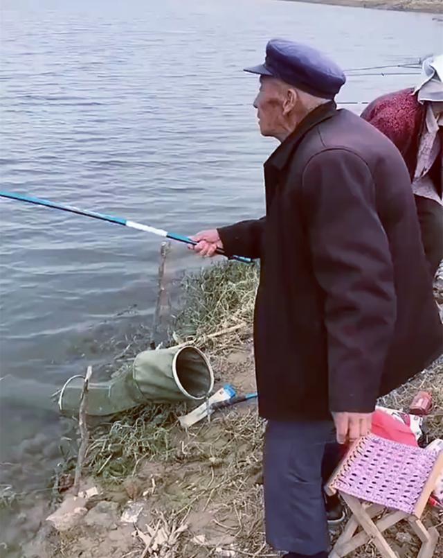 |钓鱼界的“神雕侠侣”！八旬老夫妻结伴钓鱼，网友：最浪漫的事