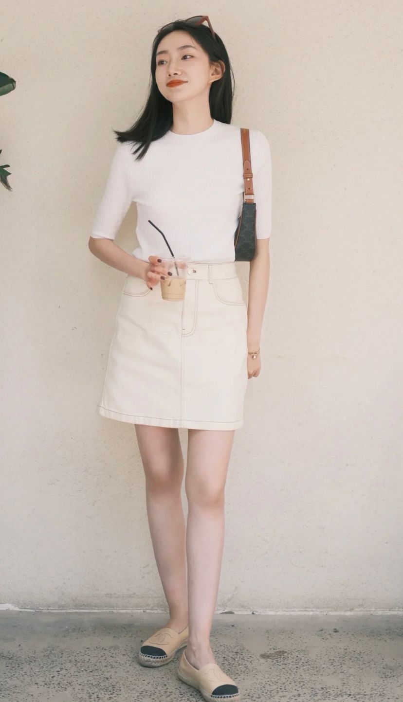 今年夏天火了“凉白开穿搭”,清凉又时髦,40岁女人穿也好高级