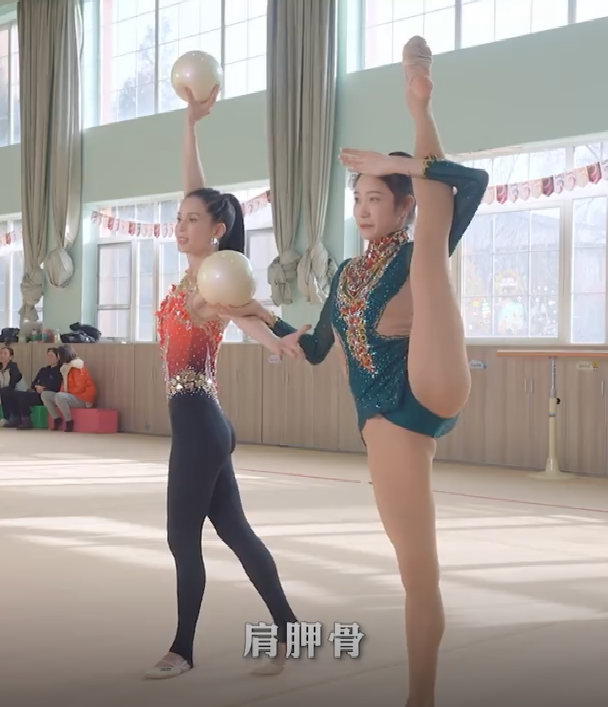 艺术体操|《遇见你》56岁李若彤与国家队体验艺术体操，活力与状态让人佩服