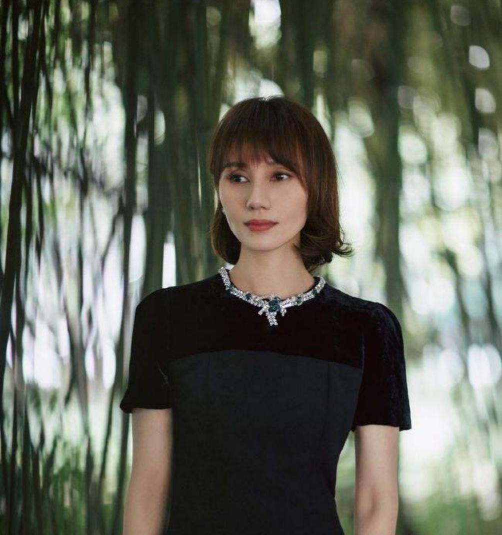 袁泉|袁泉与小14岁张艺兴同框,站一起像同龄人,说话温柔毫无大牌架子