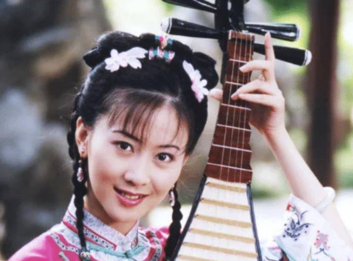 她因“人体模特”与丈夫离婚,被父亲冷战,今46岁孤身一人!