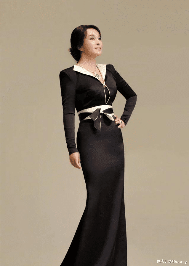 刘晓庆|66岁刘晓庆秀身材，不老女神实至名归，网友：这身材只有26岁