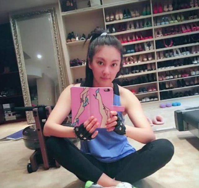 参观张雨绮住的豪宅,住在高档小区思南公馆,大门设计相当霸气