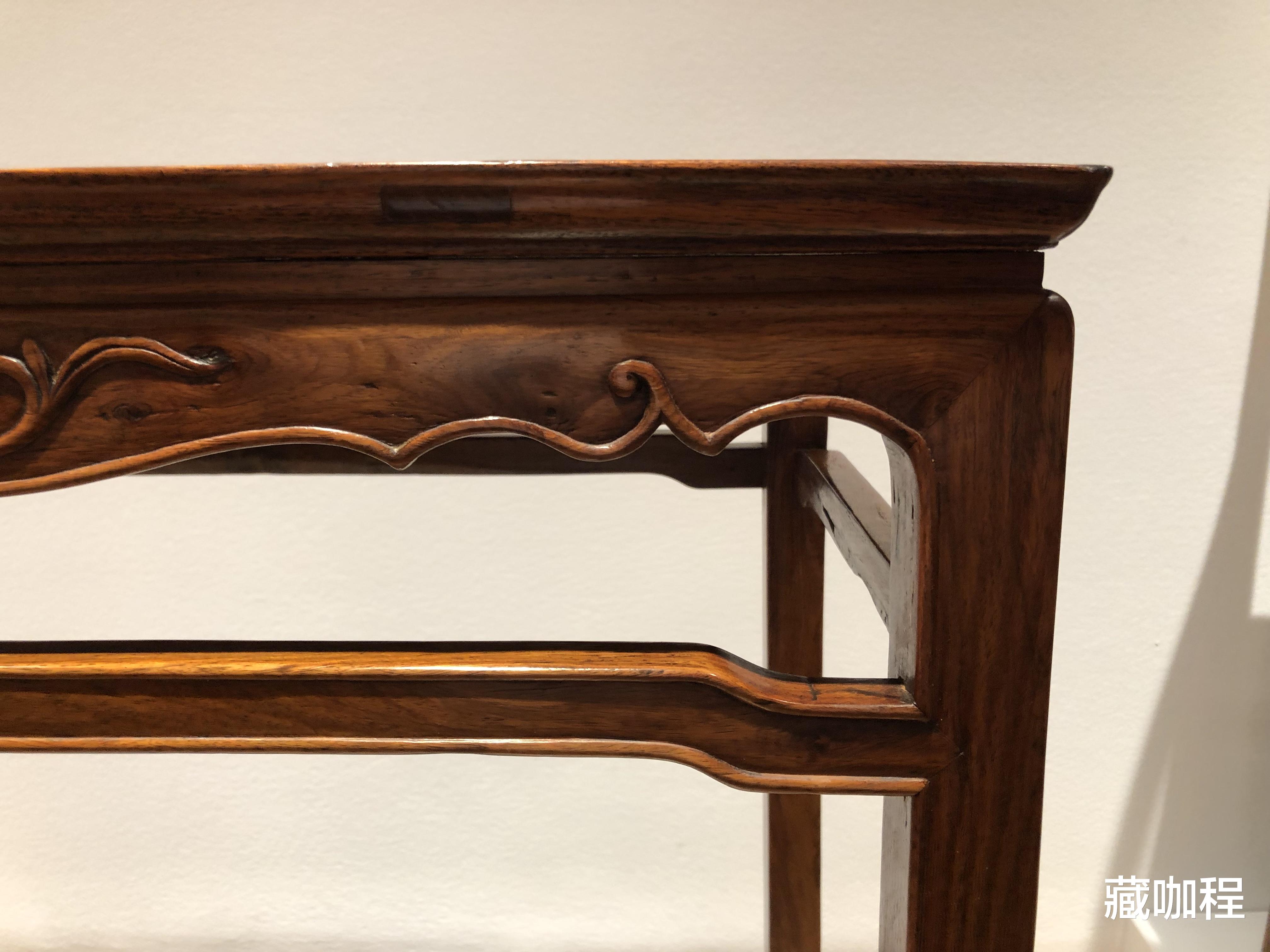 |纹理清晰、油性强，黄花梨小桌细节有代表性