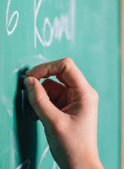 自治区|53岁老教师利用职业便利，趁着多名学生玩电脑契机对一名幼童猥亵