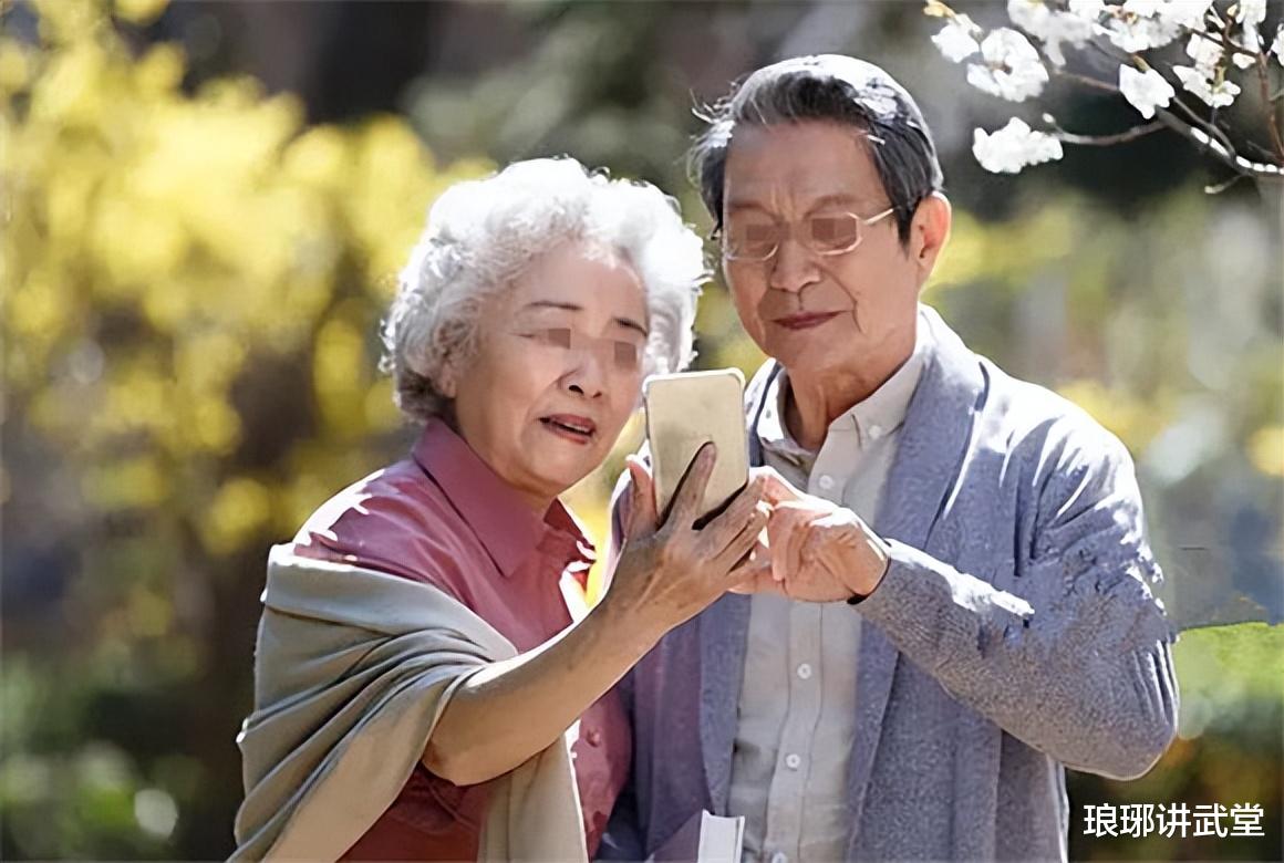 案例:汽车突然鸣笛致老人受惊倒地猝死,家属索赔34万,法院判了