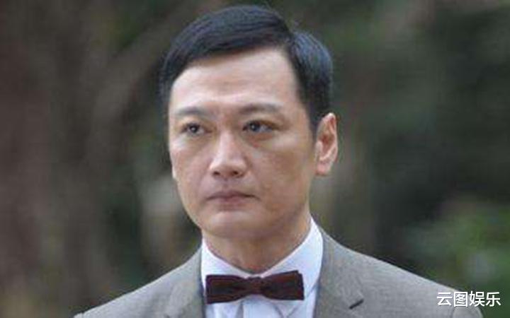 陶大宇|陶大宇街边当志愿者!低头弯腰派饭显恭敬,汗水浸湿衣服毫不在意