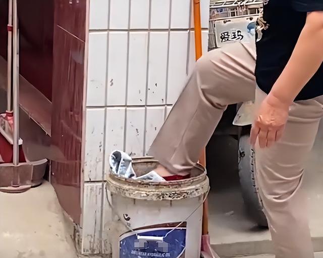 河北女子穿热裤回姥姥家,其裤子却被姥姥扔了,最后还不忘踩一脚