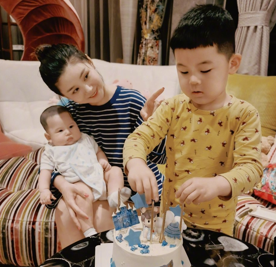 李小萌|李小萌晒俩儿子同框照！大宝五官似翻版王雷，变宠弟狂魔感动妈妈