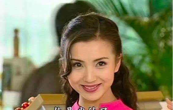 陈好|陈好带娃显偏心，自己抱儿子走路还偷亲，俩女儿衣着很朴素