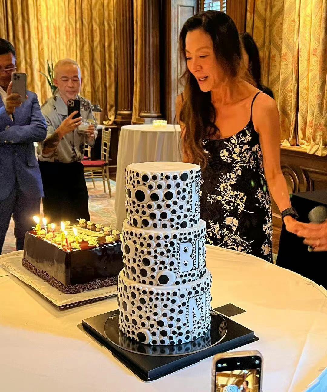 高圆圆|杨紫琼邀富豪大咖庆生！打扮性感紧搂77岁未婚夫，吴彦祖夫妇现身