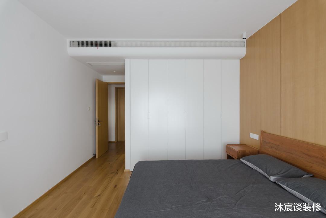 “穷装修”又赢了,他家用大白墙搭配原木家具,轻松打造清爽的家