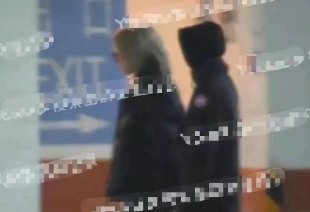 华晨宇|华晨宇被拍和一女子牵手回家