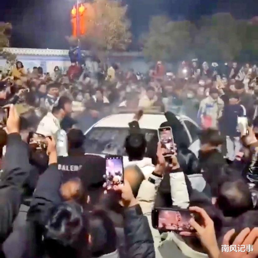 河南周口现“暴力打砸”事件,好事路人拱火,“00后”小伙迷失了