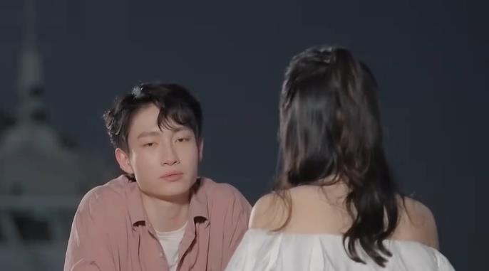 贝儿|心动5:芋圆CP逛迪士尼,贝儿撒娇拍照不停,张根源提包耐心等候