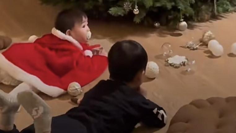 奚梦瑶|奚梦瑶在家装饰2米高圣诞树，儿女当气氛组，妹妹侧颜出镜像哥哥