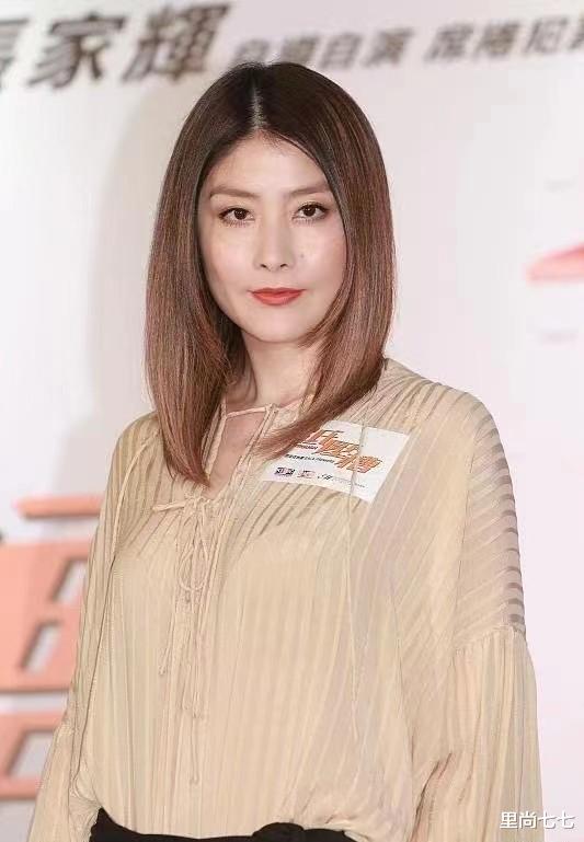 穿衣搭配|陈慧琳开心比耶显少女，长腰身形需谨慎，不小心显腿短