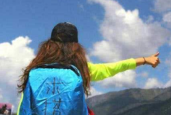 苏州|去西藏旅游时，穷游女举的“求RB”的牌子，到底是什么意思？