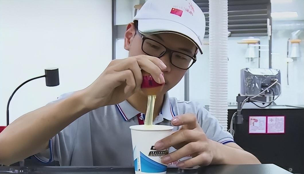 大专生用车床剥生鸡蛋不破不漏，当事人：每天训练14小时