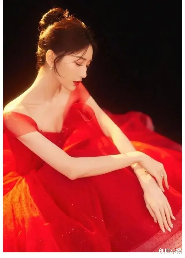 毛晓彤|毛晓彤穿红纱裙明媚迷人 半露香肩尽显娇艳
