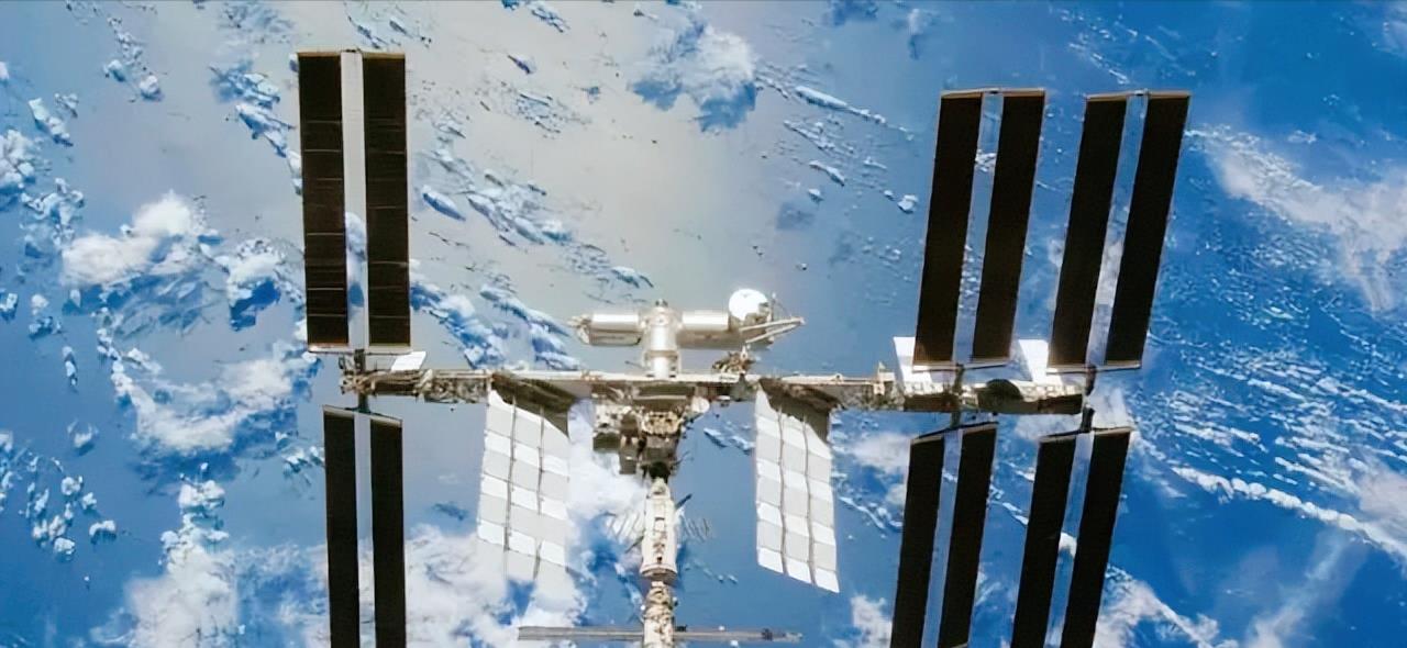 中国空间站采用T字形结构,总重量达九十吨,每天可发电1000度