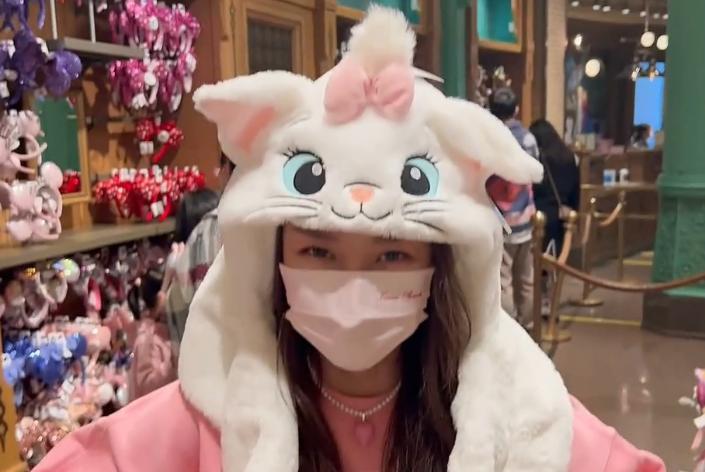 贝儿|心动5:芋圆CP逛迪士尼,贝儿撒娇拍照不停,张根源提包耐心等候