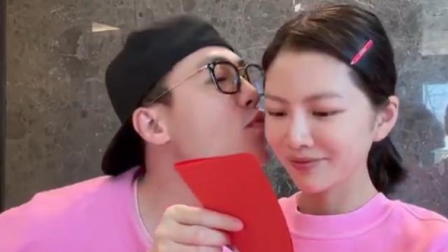 杜淳|王灿晒照庆结婚两周年，杜淳幸福亲吻妻女，小蛋饺翘兰花指好可爱