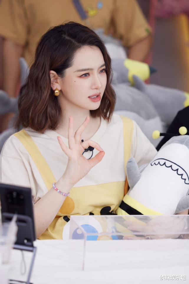 戚薇|戚薇怀二胎后努力赚奶粉钱，直播到深夜才收工，孕肚大到藏不住