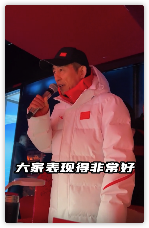 张艺谋|张艺谋闭幕式后现身，一路步行和志愿者打招呼，不停挥手毫无架子