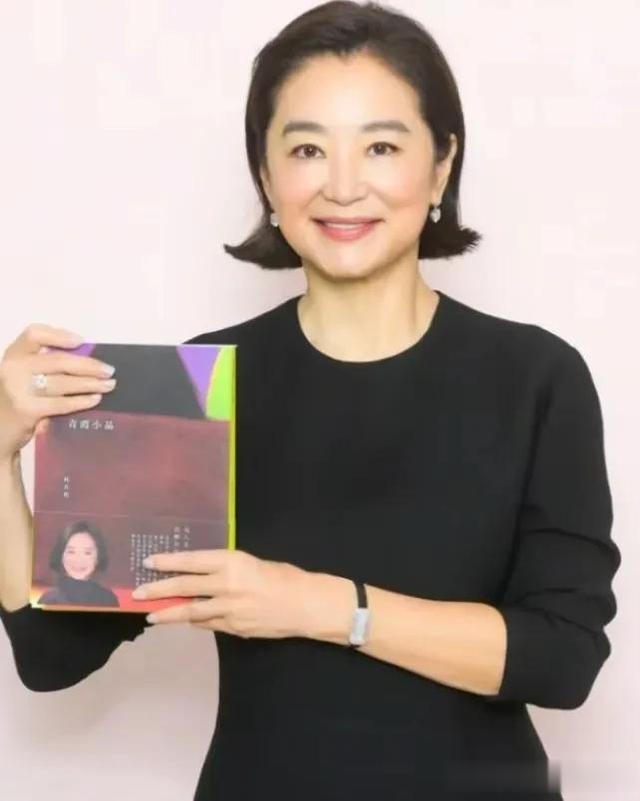 林青霞|68岁林青霞现身张叔平展览会,穿皮裤戴大金链,身材苗条纤细