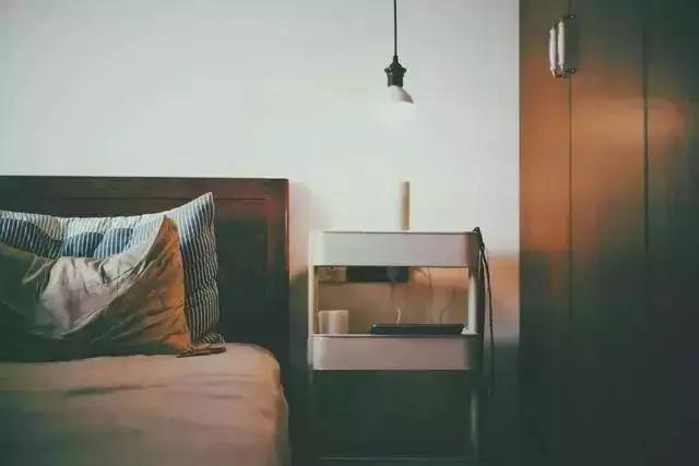 如果卧室连一张1.5米床都放不下，那请看看这份小卧室装修攻略