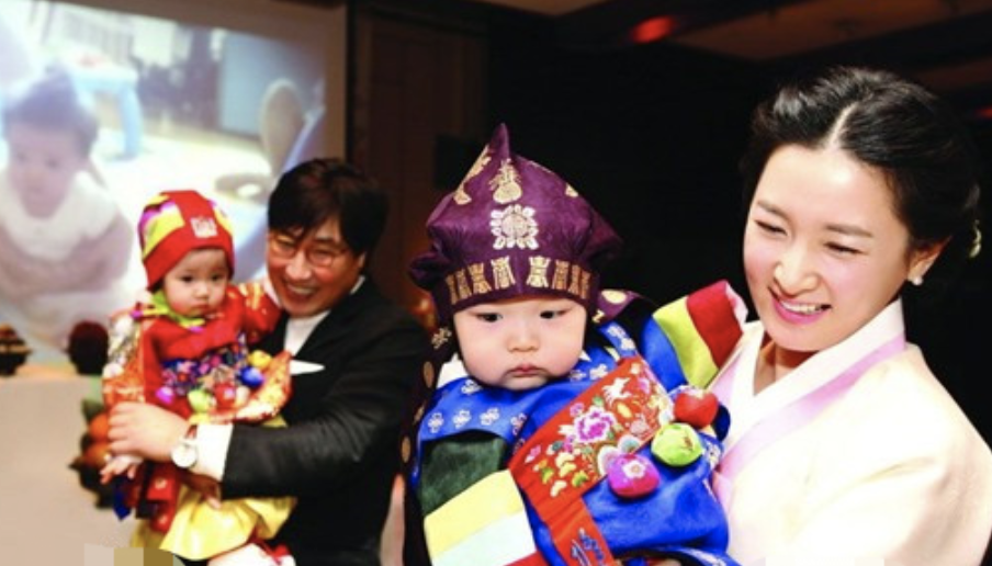 李英爱|51岁绝美女神李英爱结婚13年，如今育有高颜值龙凤胎的她，现状如何？